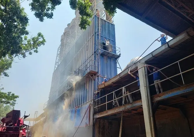 Blower Terganjal Serbuk Kayu, Pabrik di Driyorejo Gresik Terbakar hingga 1,5 Jam