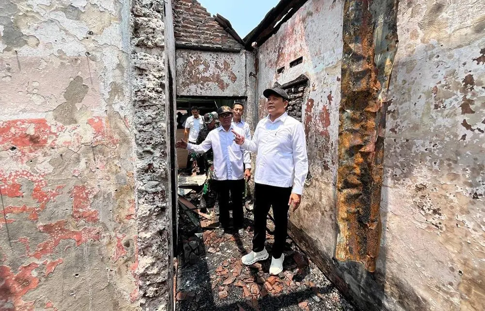Bupati Subandi sidak ke rumah terbakar di Sukodono, Rabu (14/10). Foto Ist