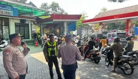 Polisi Pantau 24 SPBU di Kota Malang Minggu Pagi, Antrean BBM Masih Terkendali
