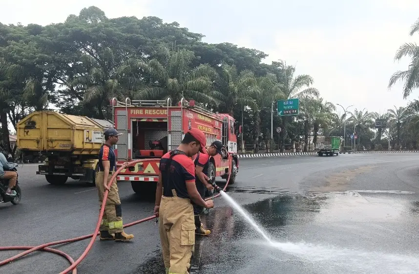 Tumpahan Solar Bikin Jalan Licin, 7 Pemotor Terjatuh di Jalan Raya SLG Kediri