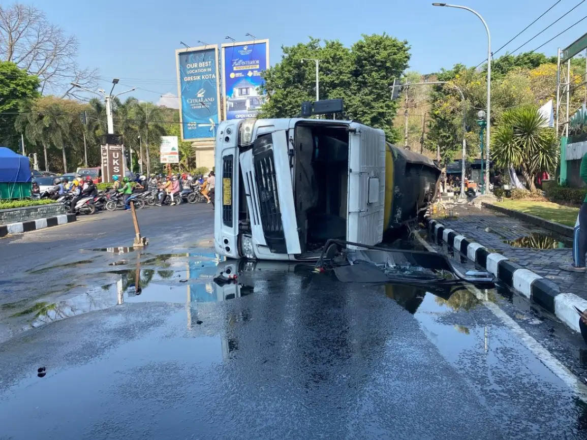Truk Tangki Muatan 2.000 Liter Bahan Sabun Terguling di Gresik, Sejumlah Motor Terpeleset