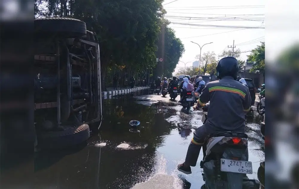 Truk Tangki Bahan Baku Sabun Terguling di Samping Masjid Agung Gresik