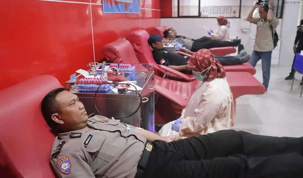 Kegiatan donor darah yang digelar dalam rangka memperingati Hari Jadi Humas Polri ke-75.