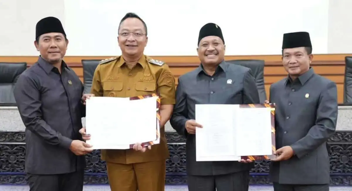 Wakil Ketua DPRD Gresik bersama Wakil Bupati Gresik ketika menunjukkan Nota kesepakatan KUA-PPAS 2027. Foto: Ist