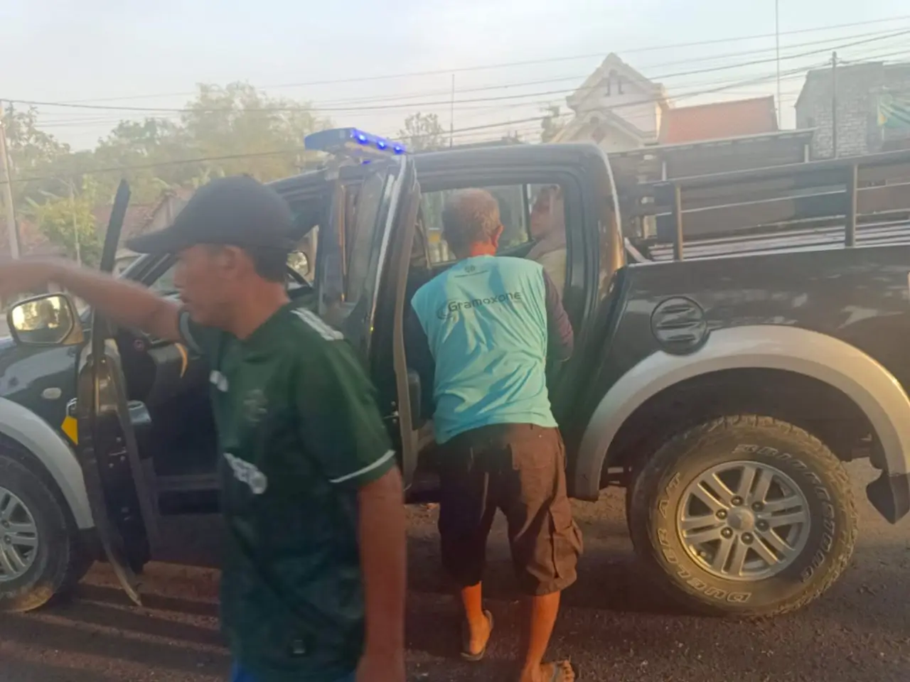Tumpahan Solar di Jalan Raya Waruwetan Lamongan, Dua Pemotor Terjatuh