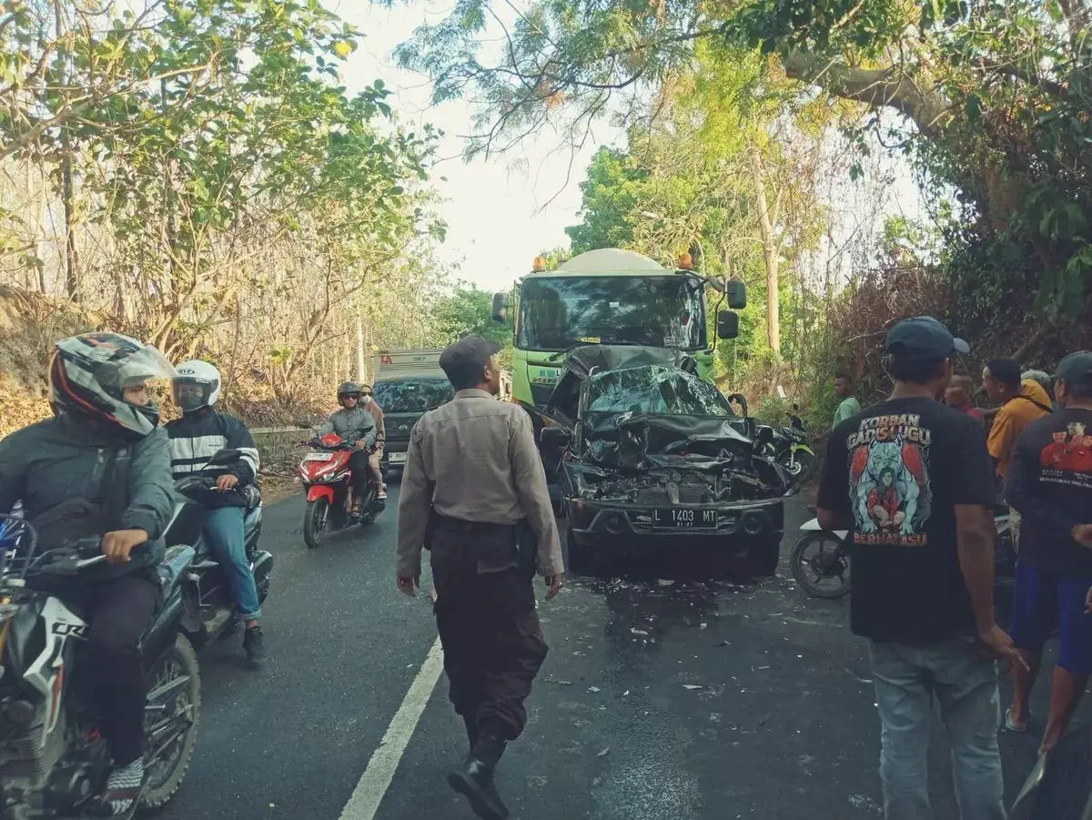Laka Beruntun di Lamongan, Panther Ringsek Terjepit Dua Truk