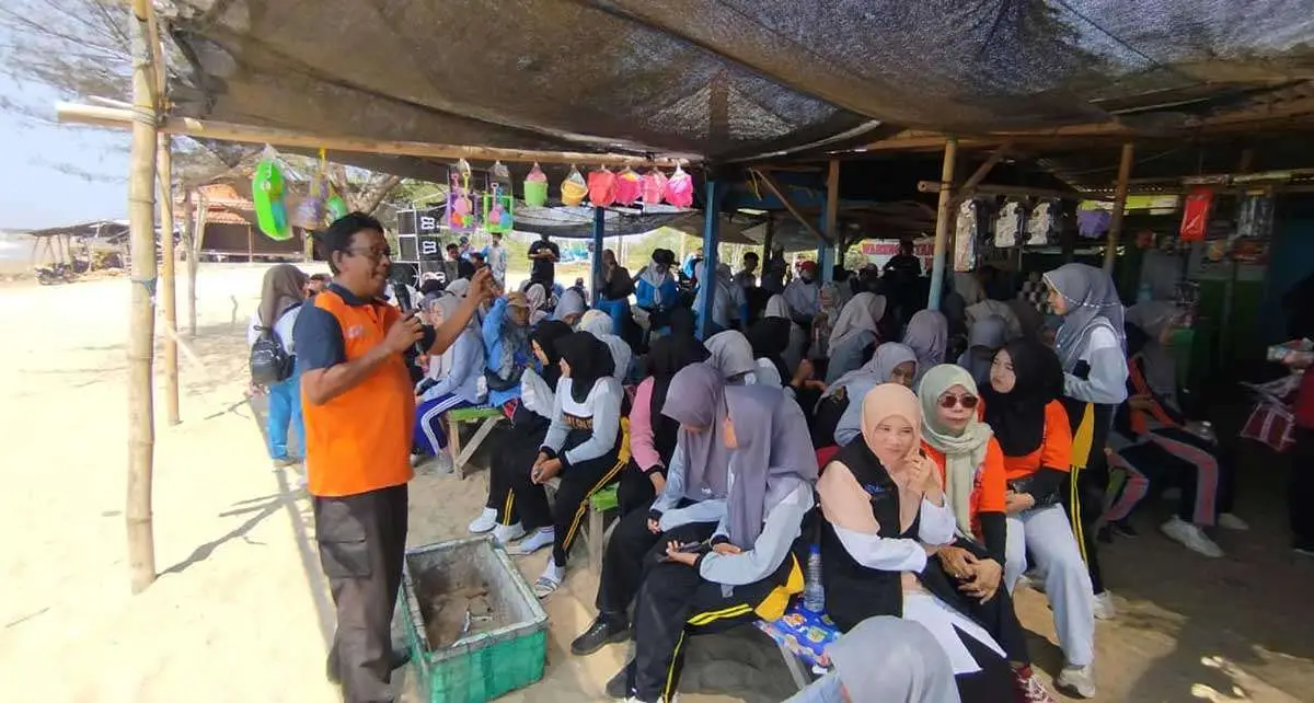 SMAN 1 Galis Gelar Pelatihan Kebencanaan dan Pertolongan Pertama di Pantai Jumiang