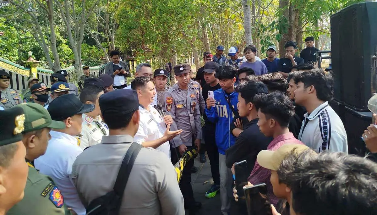 Puluhan massa yang tergabung dalam Aliansi Pemuda dan Masyarakat Peduli Bangkalan menggelar aksi unjuk rasa di depan kantor pemerintah daerah setempat.