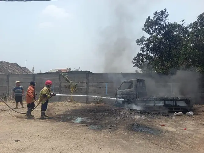 Diduga Korsleting, Pikap Suzuki Mega Carry Terbakar di Samping SPBU Wringinanom