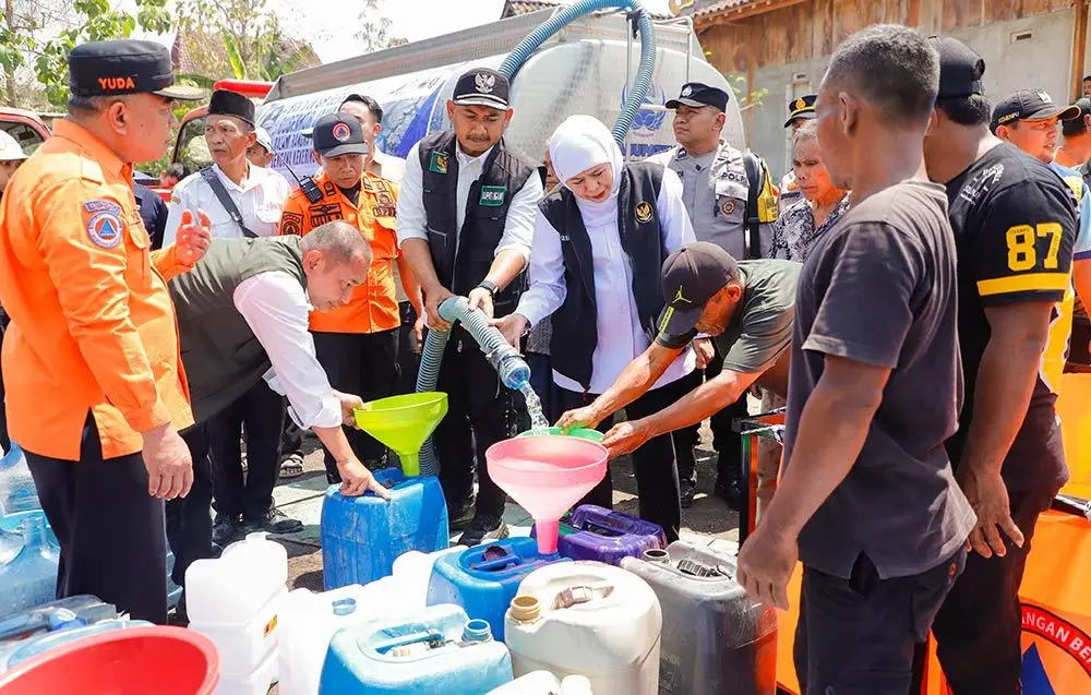 Atasi Kekeringan di Ngawi, Gubernur Khofifah Salurkan Air Bersih dan Bantuan Logistik untuk Warga