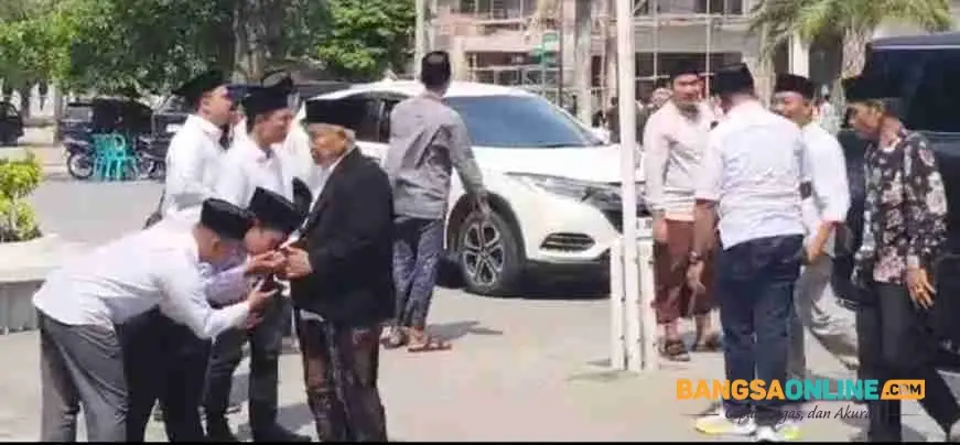 Kiai Asep dan Kiai Mustain dalam Pertemuan Kiai di Lirboyo: Ini Kiai Yang Dilaporkan ke Polisi
