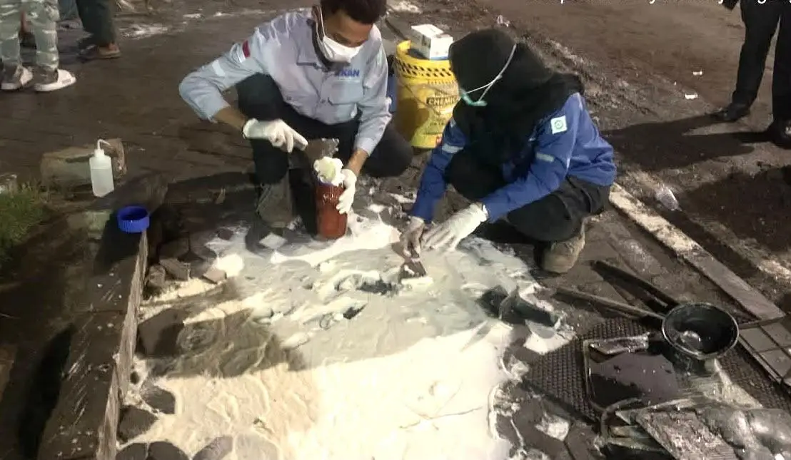 DLH Gresik Uji Potensi Pencemaran Lingkungan Usai Tumpahan 2.000 Liter Stearin Akibat Laka