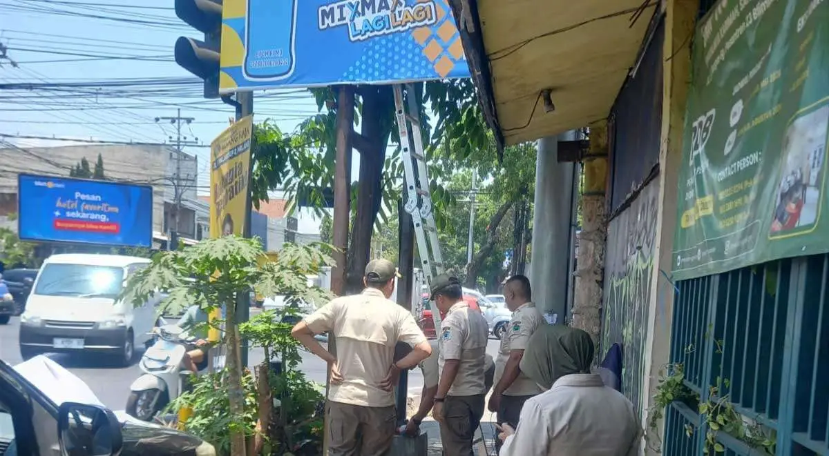 Satpol PP Kota Malang Tertibkan Reklame Kontroversial di Jalan LA Sucipto