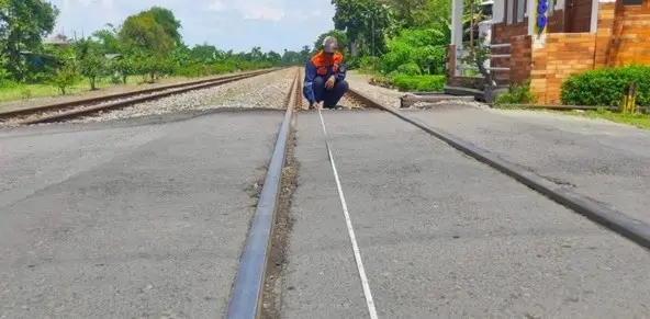 Jaga Keandalan Prasarana, Daop 7 Madiun Lakukan Perbaikan Geometri di Perlintasan Kediri