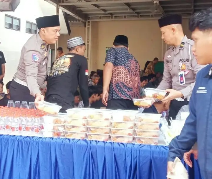 Jumat Berkah Hari Santri, Samsat Surabaya Selatan Bagikan 300 Nasi Kotak Gratis