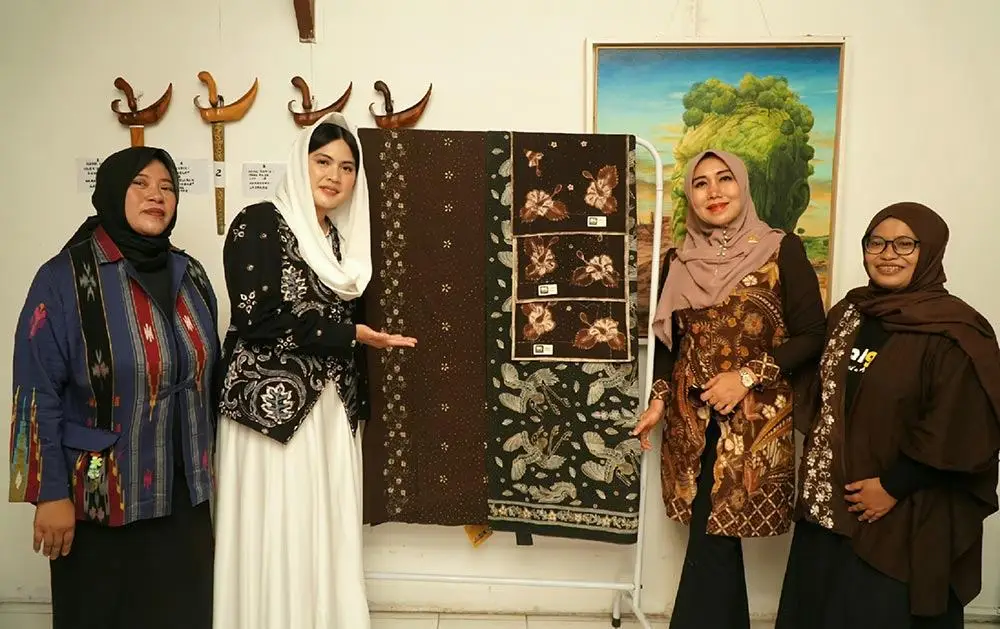 Anggota DPD RI asal Jawa Timur, Dr. Hj. Lia Istifhama (dua dari kanan) disambut Endang Dzunuraini (kanan), pendiri Sanggar Batik Mbah Guru di Kabupaten Lamongan.