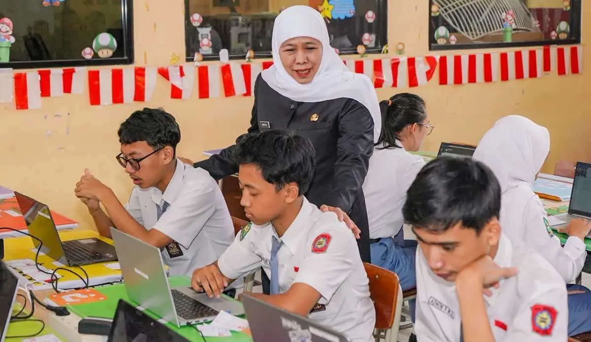 Gubernur Khofifah saat meninjau pelaksanaan TKA atau Tes Kemampuan Akademik di SMKN 8 Kota Malang.