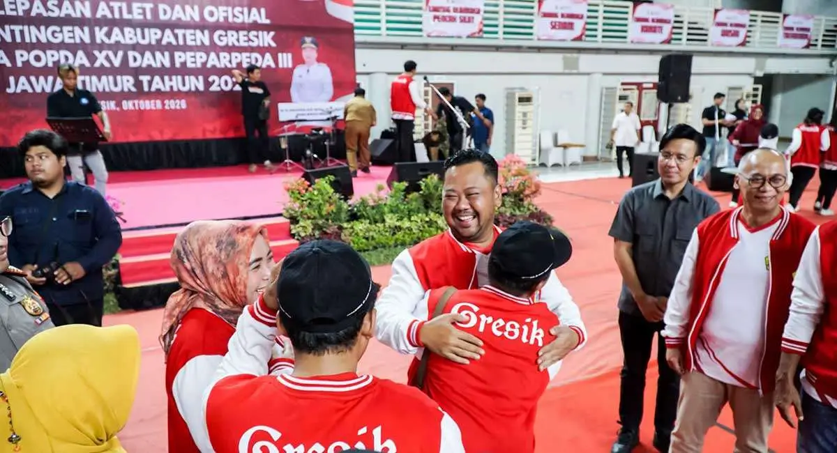 Bupati Gresik ketka melepas atlet yang akan berlaga di Popda dan Peparpeda 2026. Foto: Ist