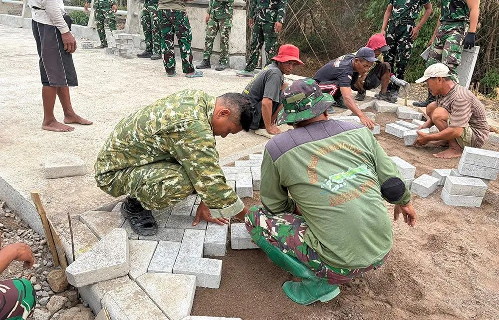 Bahu-membahu, Warga Bersama Satgas TMMD ke-130 Kodim Ngawi Kompak Pasang Paving