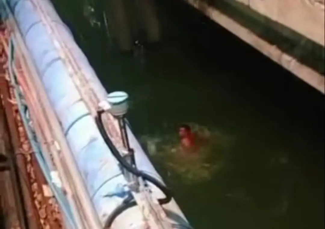 Salah satu terduga pelaku yang menceburkan diri ke sungai saat hendak kabur dari amukan warga