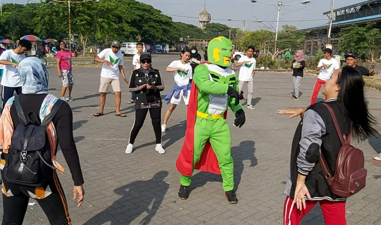 Maskot Super W ikut asyik berjoget bersama warga di kompleks Pasar Puspa Agro, Jemundo, Sidoarjo.