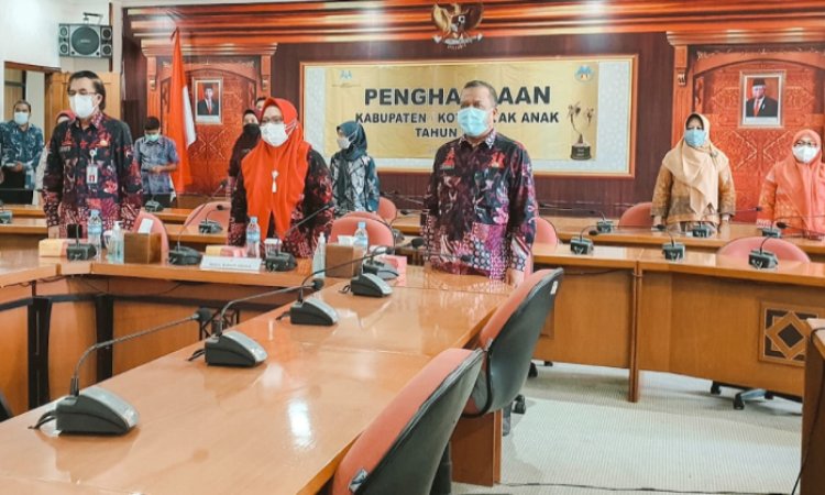 Wabup Bu Min saat mengikuti rapat virtual dengan Kementerian PPPA. (foto: SYUHUD/BANGSAONLINE)
