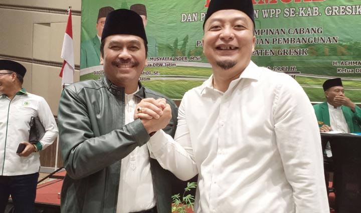 Qosim dan Alif bersalaman usai mengikuti pemaparan visi misi yang digelar DPC PPP Gresik. foto: SYUHUD/ BANGSAONLINE