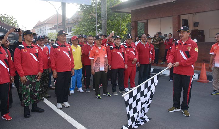 Wabup Pungkasiadi ketika melepas Kontingen Porprov dan jalan santai.