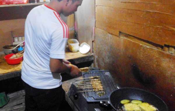 pegawai sedang menyiapkan sate jamur. foto: rizki alfian/BANGSAONLINE