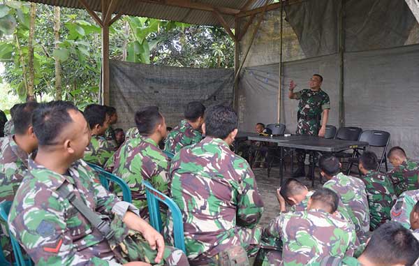 Dandim saat memberi arahan pada satgas TMMD ke-98 di Plumpang. foto: SUWANDI/ BANGSAONLINE