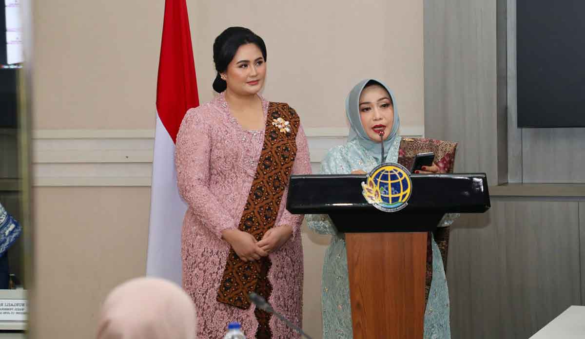 Pembina Ikawati Kementerian ATR/BPN, Dily Nusron Wahid, saat memberi sambutan.