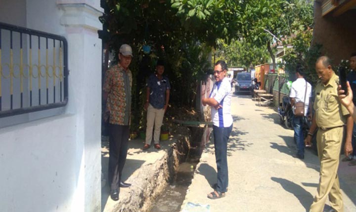 Komisi I saat sidak proyek ADK Kelurahan Rongtenga.