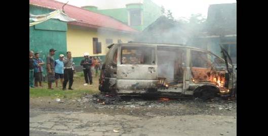 Akibat Konsleting, Sebuah Mobil di Tuban Terbakar
