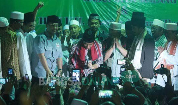 Joko Widodo manandatangani kontrak politik di bawah sumpah untuk menetapkan Hari Santri Nasional jika terpilih sebagai presiden di Pondok Pesantren Babussalam Banjar Rejo Pagelaran Malang Selatan Jawa Timur. Penandatanganan itu disaksikan Gus Thoriq dan masyarakat Malang. Saat itu status Jokowi masih calon presiden. foto: Istimewa/ BANGSAONLINE.com