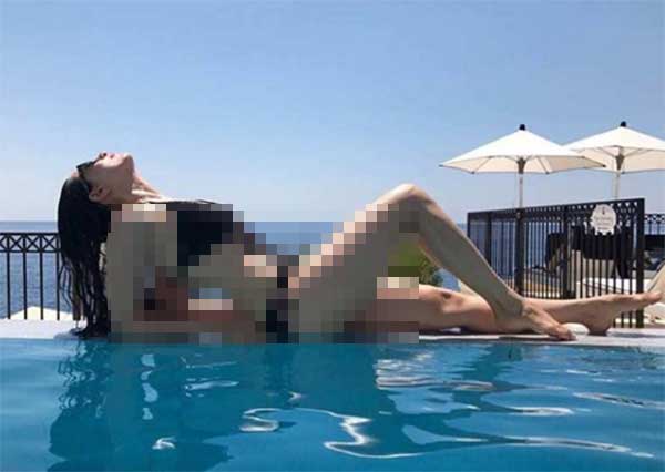Ulang Tahun, Karisma Kapoor Pamer Tubuh Seksi