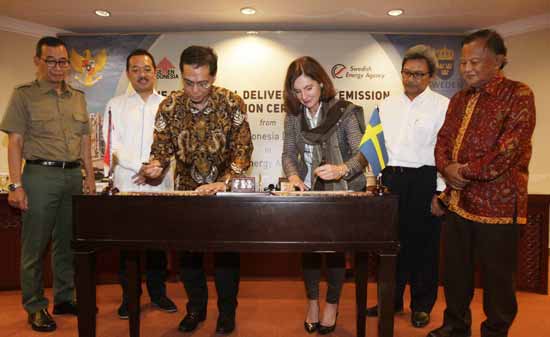 Direktur Utama Semen Indonesia, Rizkan Chandra dan Dubes Swedia Johhana Brismar Skoog menandatangani sertifikat penurunan emisi atau Emission Reduction Certificate.