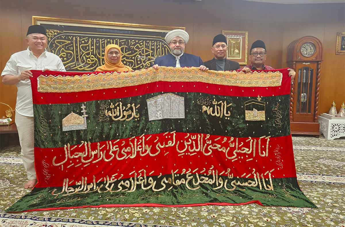 Diundang ke Malaysia, Khofifah Dapat Kiswah dari Cicit Syekh Abdul Qadir Jailani