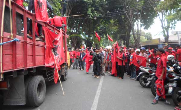 Ratusan Kader PDIP Luruk Polres Sidoarjo