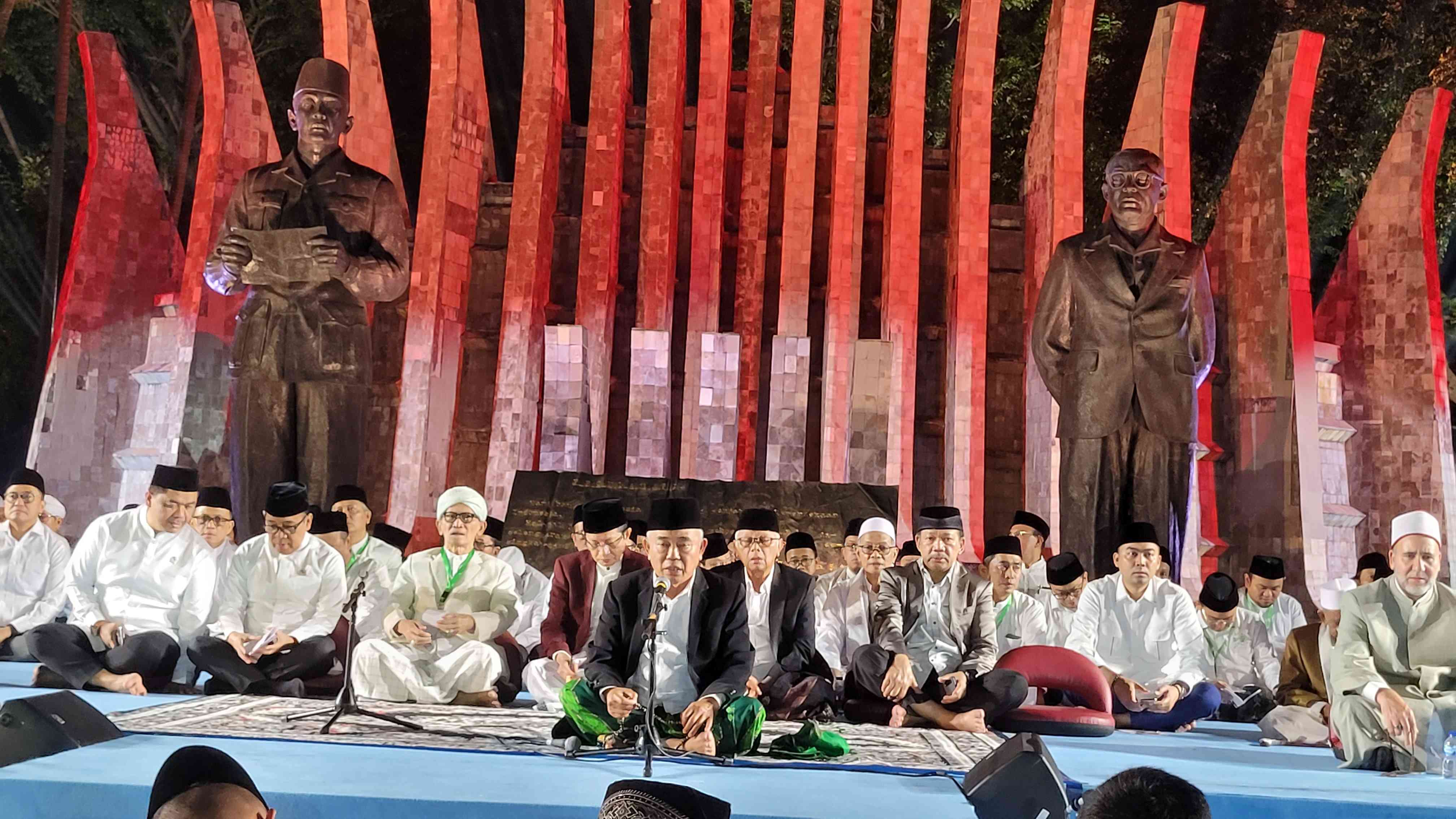 Prof Dr KH Asep Saifuddin Chalim, MA, saat memimpin Zikir Kebangsaan 80 Tahun Indonesia Merdeka. Acara dzikir kebangsaan itu diselenggarakan oleh Kementerian Sekretaris Negara Republik Indonesia di Tugu Proklamasi Jakarta Pusat, Jumat (1/8/2025) malam. Foto: M. Mas'ud Adnan/bangsaonline