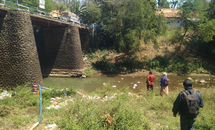 Laksanakan KKN, Mahasiswa Unzah Temukan Limbah Medis Berbahaya Bertebaran di Sungai Kedungrejo