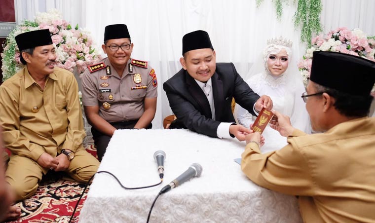 Pernikahan Alda Rizma Hidayati, putri wartawan Sidoarjo, dihadiri oleh ?Kapolresta Sidoarjo Kombespol Sumardji, Plt. Bupati Sidoarjo Nur Ahmad Syaifuddin, dan Ketua DPRD Usman.