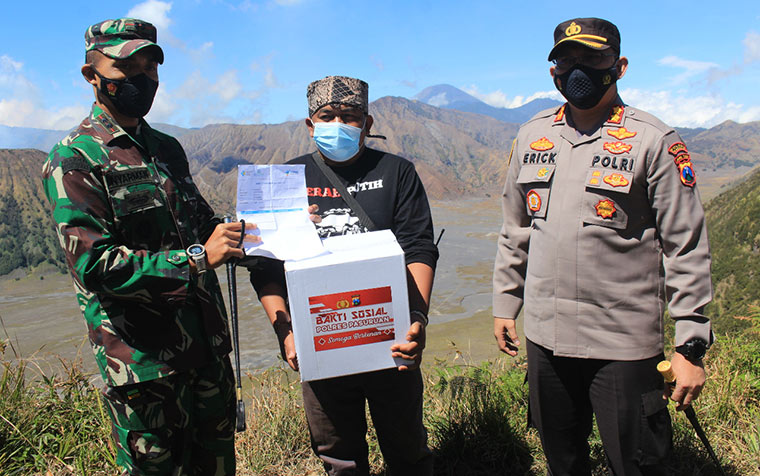 Kapolres Pasuruan Pimpin Penyaluran Bansos dan Vaksinasi Pelaku Wisata Bromo