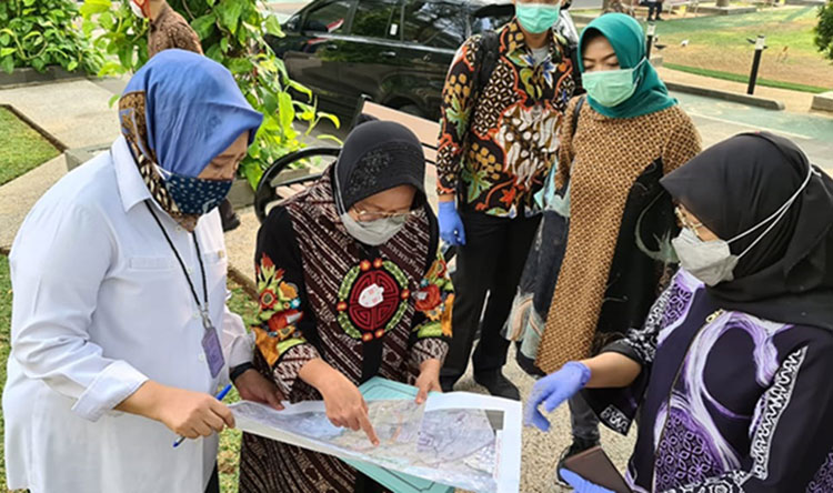 Wali Kota Surabaya, Tri Rismaharini saat mengunjungi Kementerian Pekerjaan Umum dan Perumahan Rakyat (Kemen PUPR) RI, Kamis (6/8/2020). (foto: ist).