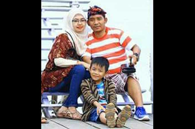 Abdussalam SH, bakal calon Kades Tagengser Laok kec. Waru bersama istri dan anaknya.