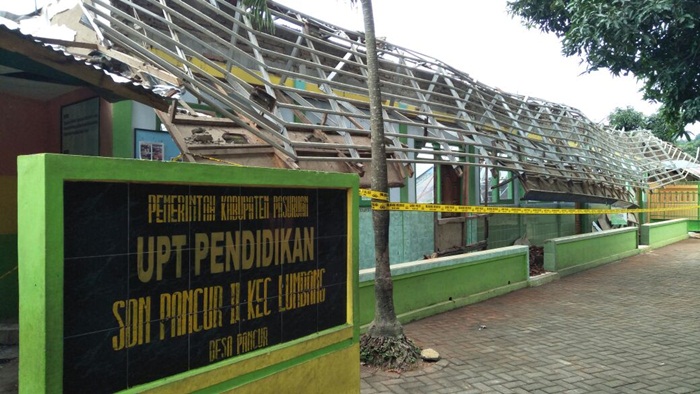 Beberapa ruang kelas yang ambruk.