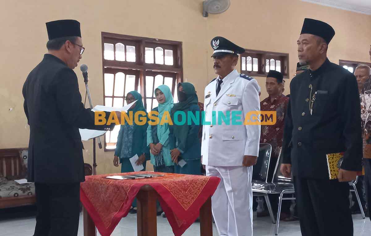 Joko Wahyudi saat dilantik menjadi Kepala Desa Gayaman periode 2023-2025. Foto: ROCHMAT SAIFUL ARIS/BANGSAONLINE