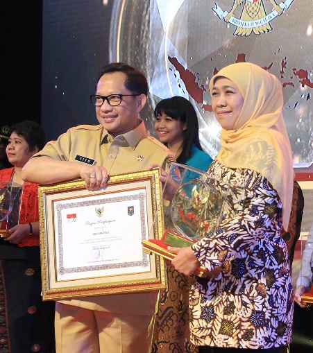Ketua Umum PP Muslimat NU, Khofifah Indar Parawansa saat menerima penghargaan dari Menteri Dalam Negeri, Tito Karnavian, di Hotel Kartika Chandra, Jakarta, Senin (25/11). foto: istimewa/ bangsaonline.com