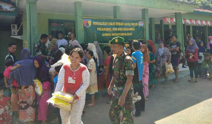 Kodim 0826/Pamekasan Bagikan Zakat Fitrah ke 355 Dhuafa