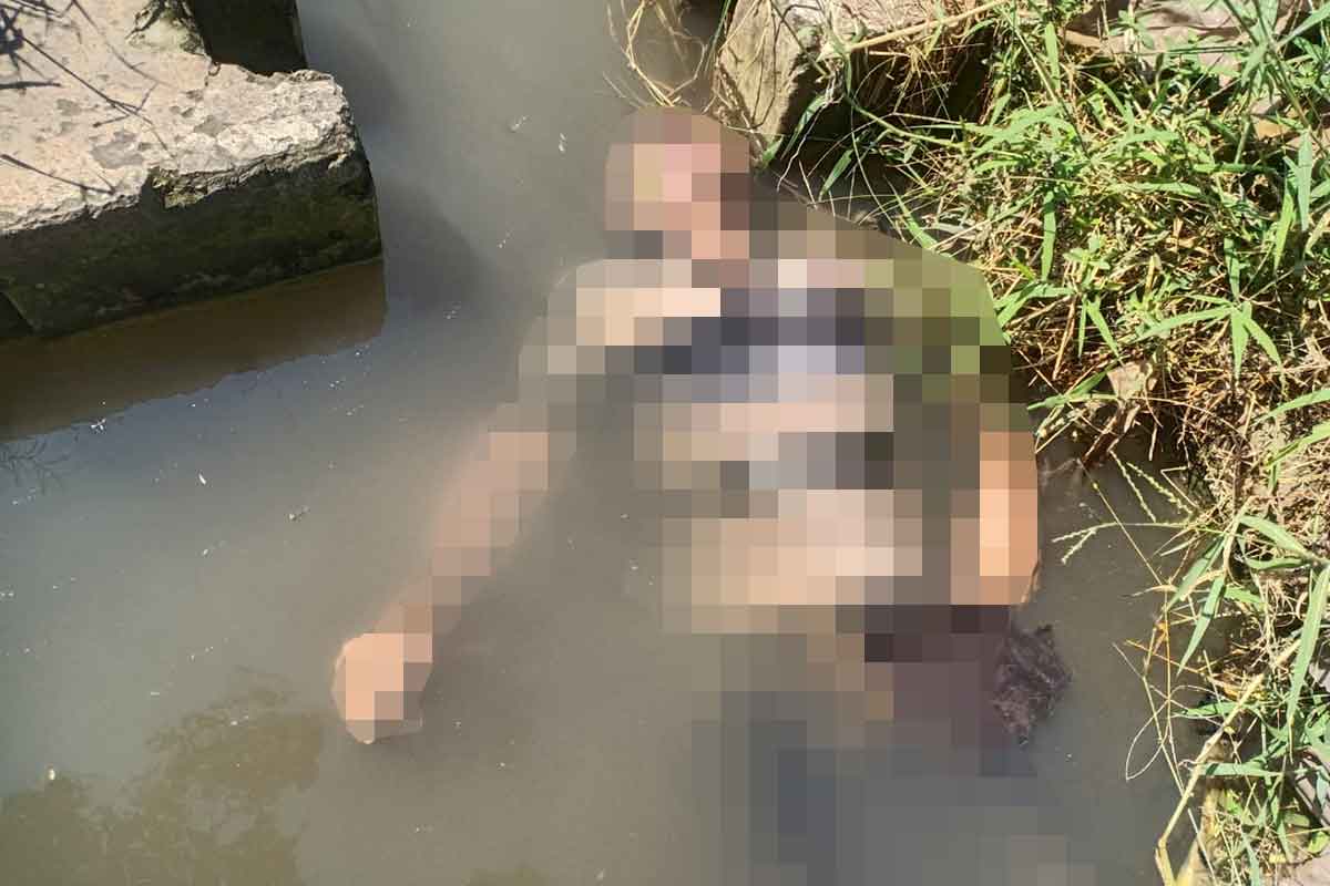 Mayat berjenis kelamin laki-laki ditemukan warga di parit Desa Terik, Kecamatan Krian, Sidoarjo, Minggu (21/5/2023).
