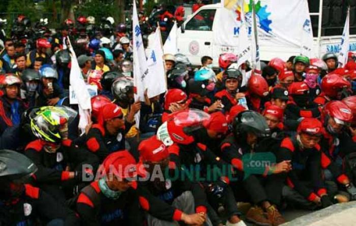 Buruh korban PHK Smelting saat demo di DPRD Gresik, beberapa waktu lalu. foto: SYUHUD/ BANGSAONLINE